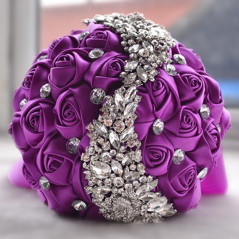 Bride holding bouquet - fadidesign